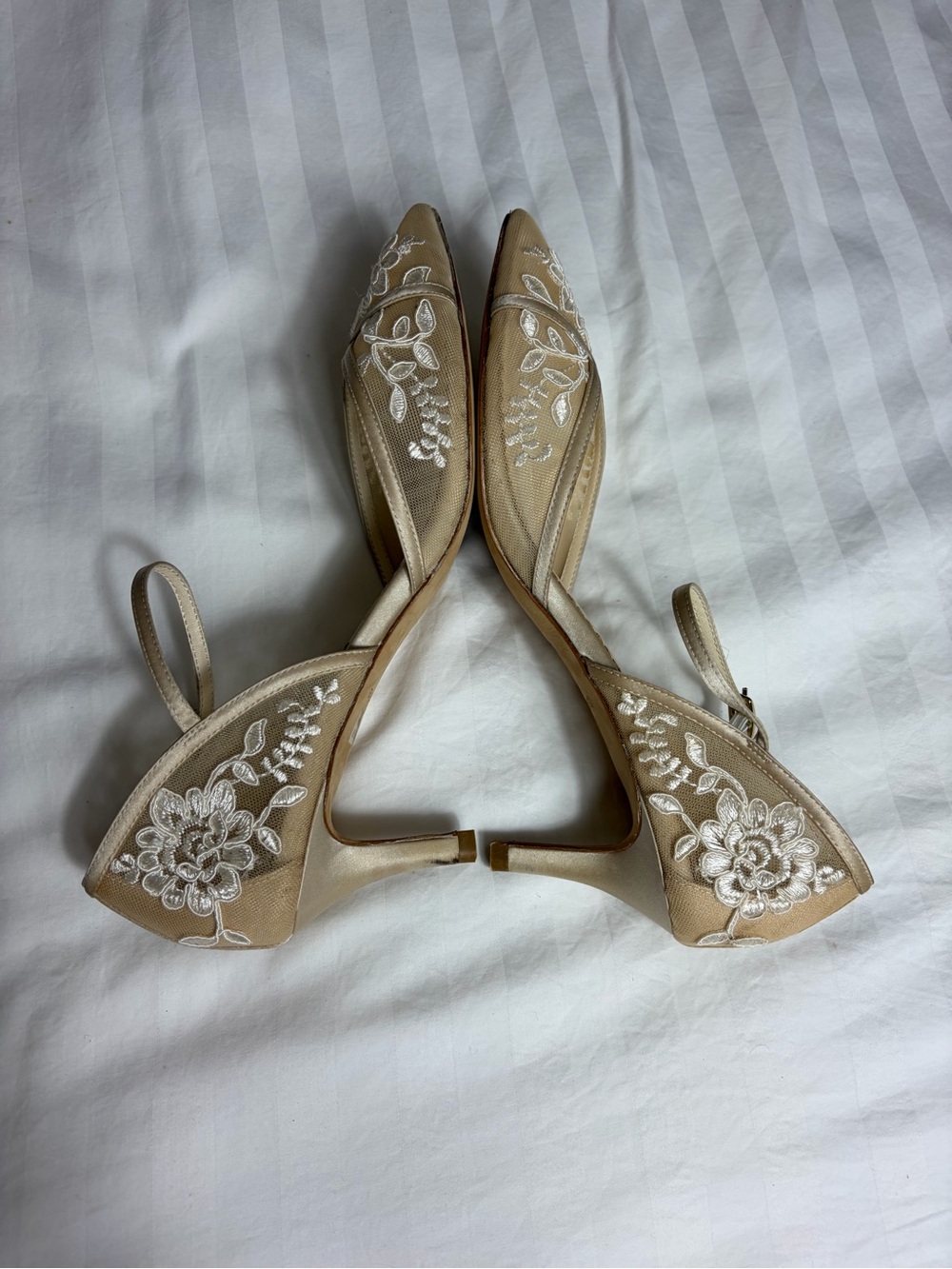 Bella Belle cream mesh embroidered floral leather kitten heel pumps size 8.5/ 39 - Picture 7 of 15